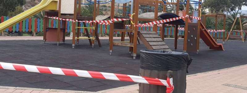 Parque infantil cerrado al uso público/TA.